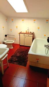 Ένα μπάνιο στο Luminoso e centralissimo attico, splendida vista panoramica sulle Dolomiti e sulle piste olimpiche