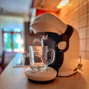 Příslušenství pro přípravu čaje a kávy v ubytování Apartmány Bašta & Wellness