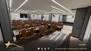 纳杰夫Hotel golden star的一间设有一排桌椅的会议室