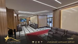 纳杰夫Hotel golden star的一张配有沙发和椅子的等候室的 ⁇ 染 更多34张照片