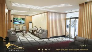 纳杰夫Hotel golden star的一个带桌椅的等候室的 ⁇ 染