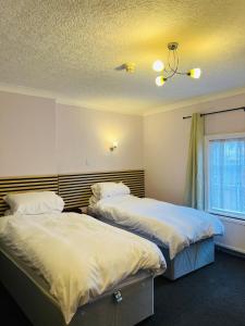 Postel nebo postele na pokoji v ubytování Castle Hotel Tamworth