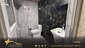 纳杰夫Hotel golden star的黑白浴室设有卫生间和水槽