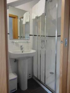 a bathroom with a shower and a sink and a toilet at Internacional in Coimbra