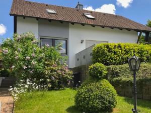 a house with bushes and a lamp in the yard at Böhmerwaldnest in Schönsee