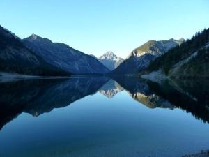 un grande specchio d'acqua con le montagne sullo sfondo di Landhaus Panorama a Reutte