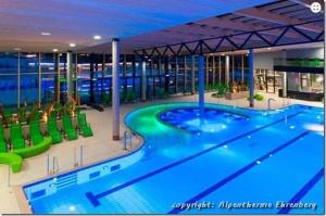 una grande piscina in cima a un edificio di Landhaus Panorama a Reutte