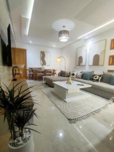 Μια τηλεόραση ή/και κέντρο ψυχαγωγίας στο Modern appartement close to rabat Cornish