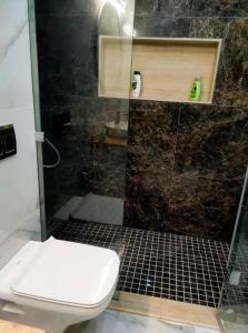 Ένα μπάνιο στο Modern appartement close to rabat Cornish