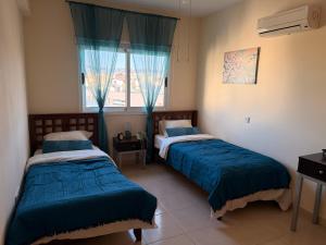 Postel nebo postele na pokoji v ubytování Beachfront Sirena Lighthouse Sea View Apartment + 5 fotografií