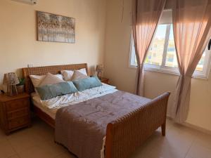 Postel nebo postele na pokoji v ubytování Beachfront Sirena Lighthouse Sea View Apartment