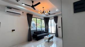 Kaadedhdhoo AirportSeaside的配有沙发和吊扇的客厅