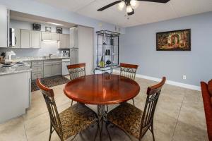 Η κουζίνα ή μικρή κουζίνα στο Island Echos 2M gulf front condo +29 φωτογραφίες