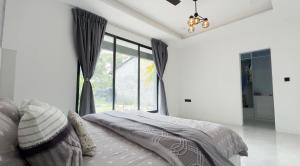 Una cama o camas en una habitación de Seaside 16 fotos más