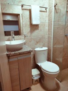 Exclusivo Torices con Vista al Mar في Arizona: حمام مع مرحاض ومغسلة