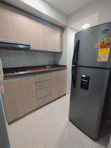 Exclusivo Torices con Vista al Mar في Arizona: مطبخ مع ثلاجة ستانلس ستيل