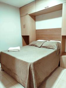 Exclusivo Torices con Vista al Mar في Arizona: غرفة نوم بسرير كبير مع لوح رأس خشبي