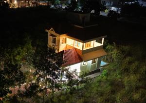 una vista aérea de una casa en una colina en Neithal Illam, en Cheyūr