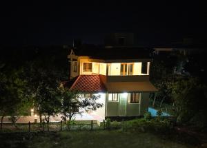 Una casa de noche con las luces encendidas en Neithal Illam, en Cheyūr 12 fotos más