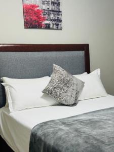 una cama con dos almohadas encima en Graceful Getaway Home, en Rundu