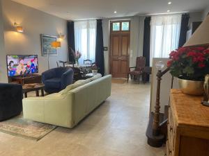 TV a/nebo společenská místnost v ubytování Maison Thalie