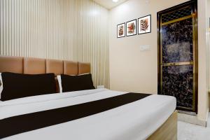 Giường trong phòng chung tại SPOT ON Ashirwad Residency