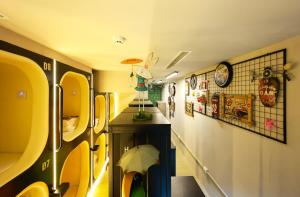 ハノイにあるACE Hostelの傘のあるスクールバスの廊下