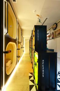 ハノイにあるACE Hostelの荷物カートが並んだ廊下