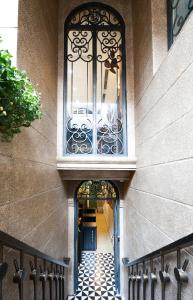 ハノイにあるACE Hostelの窓のある建物の入口