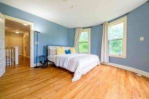 Postel nebo postele na pokoji v ubytování Westcott 2BD Apt in Mansion mins SU & JMA Dome