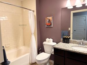 Koupelna v ubytování Westcott 2BD Apt in Mansion mins SU & JMA Dome + 17 fotografií