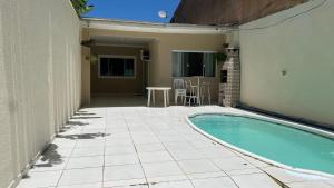 Swimmingpoolen hos eller tæt på Casa de 2 QUARTOS COM PISCINA