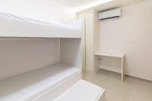 バーハ・デ・サン・ミゲウにあるHarmonia Tropical San Martin - Destino BSM 203 Cの白い棚と白いキャビネットが備わる部屋 +36枚の写真