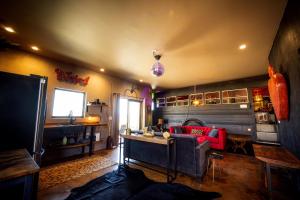 Kuchyň nebo kuchyňský kout v ubytování Casa Shangri-La - Eclectic Tiny House in the Heart of Terlingua near BBNP