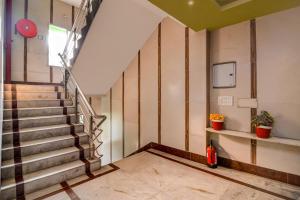 Un pasillo con escalera en una casa. en Collection O NSCB International Airport Formerly Raj Guest House, en Calcuta