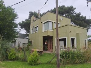 ein altes Haus mitten in einem Hof in der Unterkunft Casa en La Caleta Mar de Cobos in Mar de Cobo