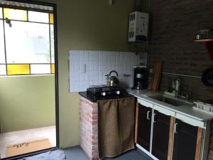 eine Küche mit einem Teekessel auf einem Herd in der Unterkunft Casa en La Caleta Mar de Cobos in Mar de Cobo