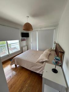 Ένα ή περισσότερα κρεβάτια σε δωμάτιο στο Departamento 3 amb zona Güemes con cochera cubierta