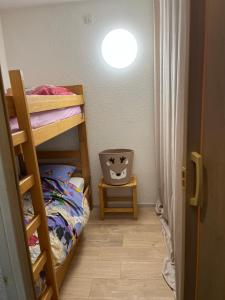 LE CORBIER Vue pistes Studio 5 personnes entièrement rénové في Villarembert: غرفة صغيرة بها سرير بطابقين ولعبة