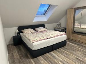 una camera da letto con un letto in una stanza con una finestra di Ferienwohnung Steinberg a Dietzenbach