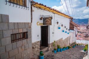 un edificio con un cartel que dice café en Hostal Casa Del Inka, en Cusco