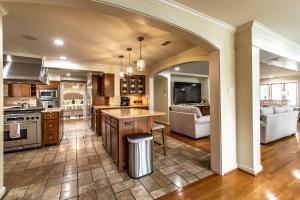 Køkken eller tekøkken på Ocean Drive Grand Estate Sleeps 52 Pool