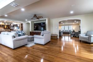 Et opholdsområde på Ocean Drive Grand Estate Sleeps 52 Pool