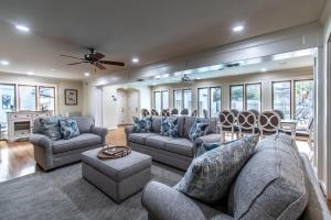 Et opholdsområde på Ocean Drive Grand Estate Sleeps 52 Pool + 88 billeder