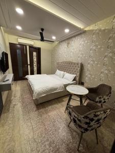 Un dormitorio con una cama, una mesa y una silla. en The Luxe, en Jāmb