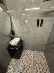 Un baño con ducha con lavabo y espejo. en The Luxe, en Jāmb 17 fotos más