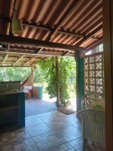 モヘチスにあるCasinhas do Rio - Casinha Azul na Florestaの木製パーゴラ、テーブル、椅子付きのパティオ