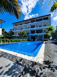 Бассейн в Mirissa Moments Hotel или поблизости