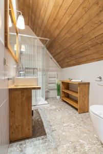 Phòng tắm tại Akor House domki w Zębie +97 ảnh