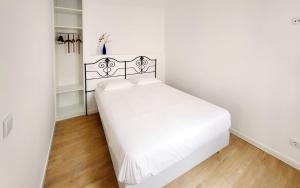 une chambre blanche avec un lit blanc dans une pièce dans l'établissement Casa Elvas Antiqua, à Elvas